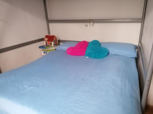 a bed with two colorful pillows on top of it at Casa Miky in Lanzada