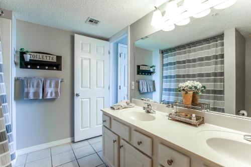 uma casa de banho com um lavatório e um espelho grande em Updated Gulf Dunes 109 Gulf-Front Condo With Gorgeous Views em Fort Walton Beach