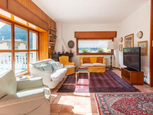 uma sala de estar com sofás e uma televisão de ecrã plano em Villa Villa Lucia by Interhome em Pellizzano