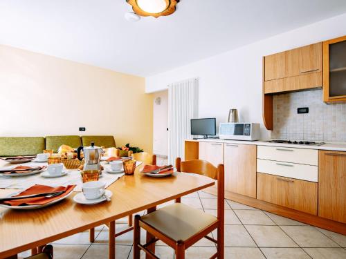 cocina y comedor con mesa de madera en Apartment Al Pescatore-1 by Interhome en Caldes