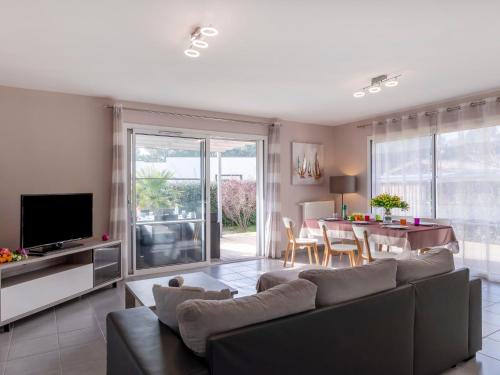 un salon avec un canapé et une salle à manger dans l'établissement Holiday Home Lamanchs by Interhome, à Mimizan