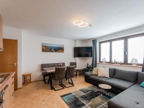 - un salon avec un canapé et une table dans l'établissement Apartment Bergleben by Interhome, à Taxenbach