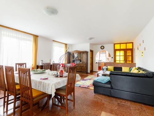 Posezení v ubytování Holiday Home Nimrod by Interhome