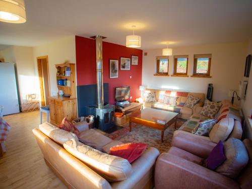 uma sala de estar com dois sofás e uma lareira em Holiday Home Peter's Shed by Interhome em Drumnadrochit