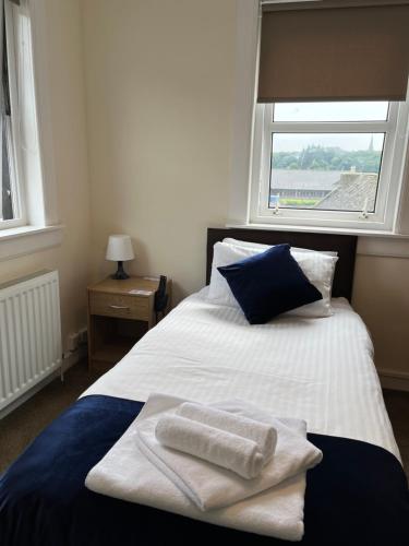 Säng eller sängar i ett rum på Caithness Inn