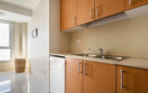 cocina con fregadero y lavavajillas en Apartamento Ancora en primera línea de la playa, en Tossa de Mar