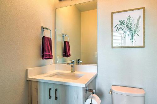 La salle de bains est pourvue d'un lavabo et de toilettes. dans l'établissement Luxe Denver Townhome Hot Tub and City Views!, à Denver