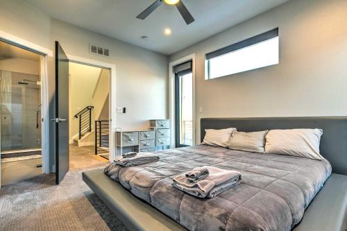- une chambre avec un grand lit et un ventilateur de plafond dans l'établissement Luxe Denver Townhome Hot Tub and City Views!, à Denver