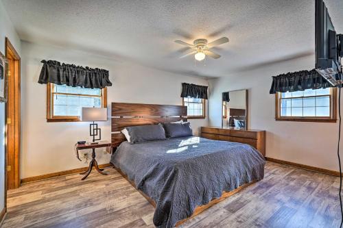 A bed or beds in a room at Cozy Vacation Rental Home Near Watauga Lake!