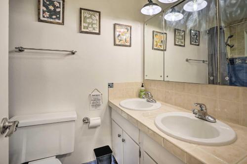 Baño con 2 lavabos y espejo en Classic Woodinville Escape Near Wineries en Woodinville