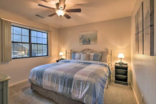 Postel nebo postele na pokoji v ubytování Branson Getaway about 7 Mi to Silver Dollar City!