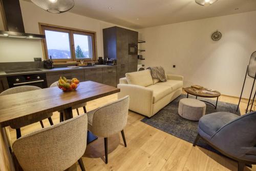 salon ze stołem i kanapą w obiekcie Superbe appartement dans luxueux chalet Mt Charvin w mieście Crest-Voland