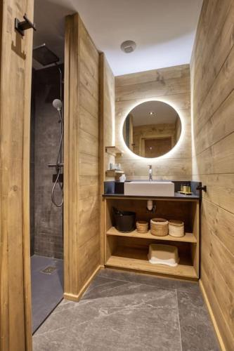 une salle de bain avec un lavabo et un miroir dans l'établissement Superbe appartement dans luxueux chalet Mt Charvin, à Crest-Voland