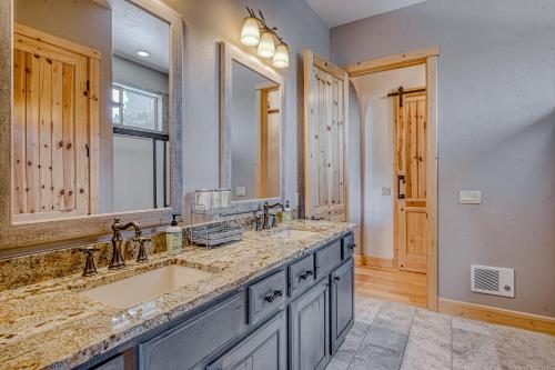 a bathroom with two sinks and a large mirror at Cutbow Lodge in South Fork