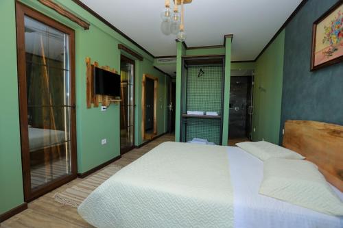 En eller flere senger på et rom på Vila Strugu