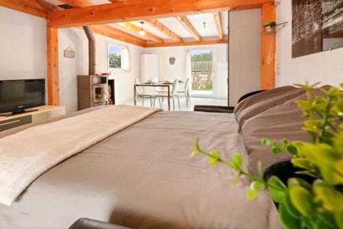 uma cama grande num quarto com uma mesa em Joli duplex avec piscine em Cournillens