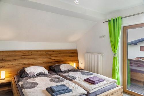 um quarto com uma cama grande e uma janela em Fewo Bergtroll em Uderns