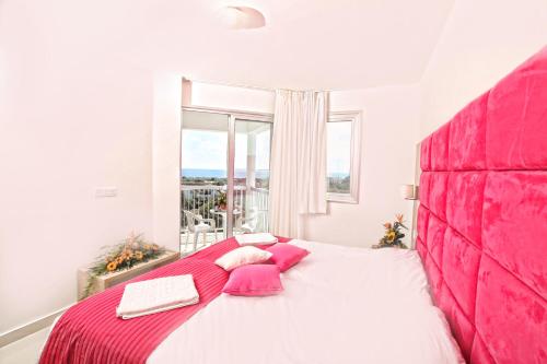Кровать или кровати в номере Marlita Beach Hotel Apartments