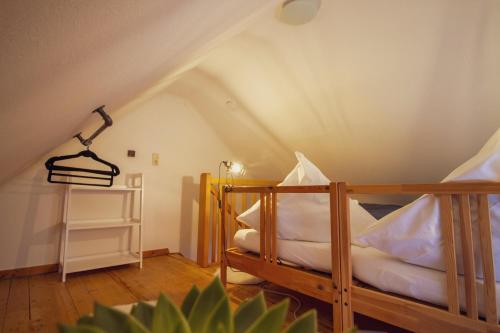 een slaapkamer met 2 stapelbedden op een zolder bij Huuske bi de kark in Krummhörn