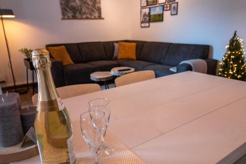 una bottiglia di champagne su un tavolo in soggiorno di Das Posthaus - Amt a Greetsiel