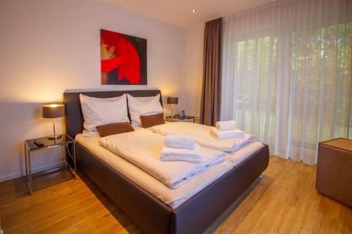 Postel nebo postele na pokoji v ubytování Architektenhaus am Pewsumer Tief