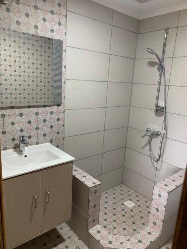 a bathroom with a sink and a shower at Viejoboldo_latrinchera in Los Rábanos