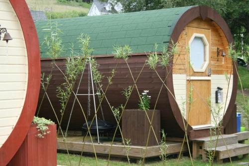 Un jardín fuera de BCC Lochness Hostel pods