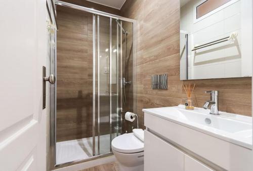 Un baño con inodoro y ducha de cristal. en Vita Portucale ! Campo Ourique Design w/ Balcony, en Lisboa