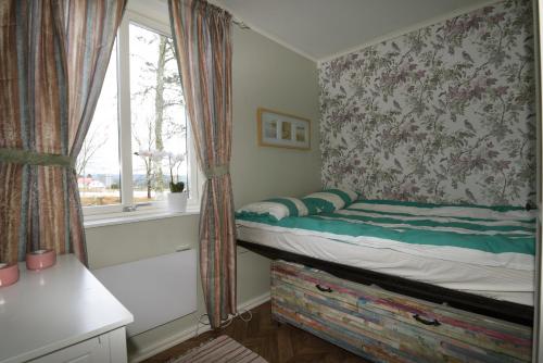 Habitación pequeña con cama y ventana en Holiday house in Ljungskile, en Ljungskile
