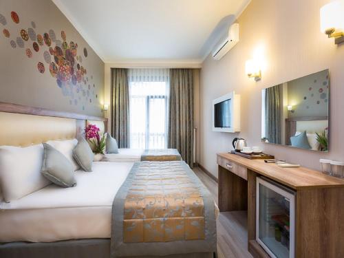 Ένα ή περισσότερα κρεβάτια σε δωμάτιο στο Fatih Hotel Corner