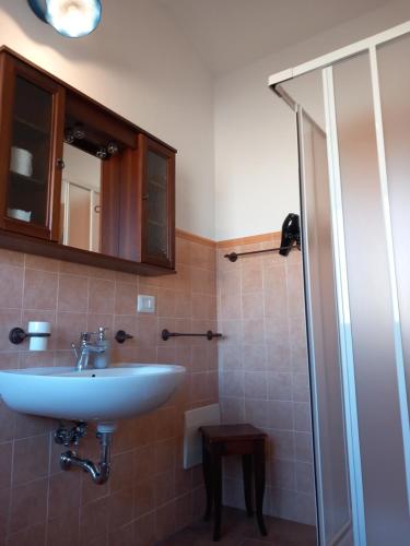 a bathroom with a sink and a shower at AFFITTACAMERE DORGALI B&B da ZIETTO in Dorgali
