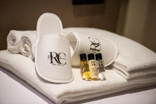 a pile of towels and two bottles of shampoo and conditioner at Relais Chiarene in Novello