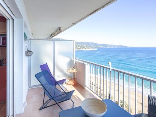 Elle comprend un balcon offrant une vue sur l'océan. dans l'établissement Studio La Galiote-1 by Interhome, au Lavandou