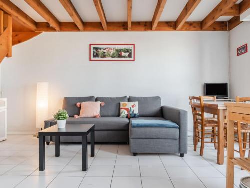 salon z kanapą i stołem w obiekcie Apartment Jean Jaurès-1 by Interhome w mieście Ciboure