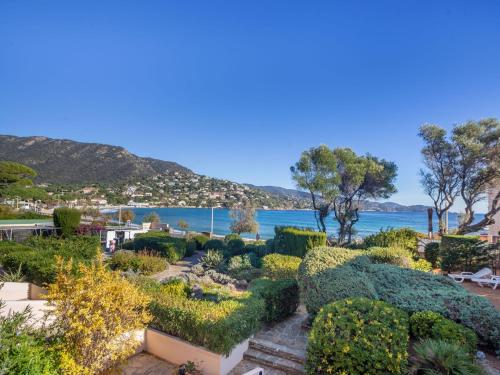 um jardim com vista para a água em Apartment L'Estelan-1 by Interhome em Le Lavandou