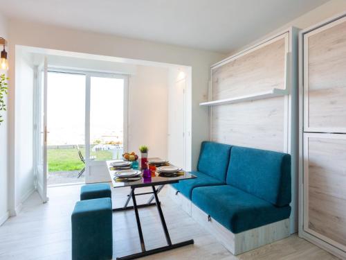 - un salon avec un canapé bleu et une table dans l'établissement Studio Chori Kanta by Interhome, à Ciboure