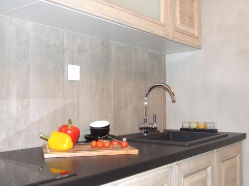 Apartmani Kopaonik Centar Maglicにあるキッチンまたは簡易キッチン