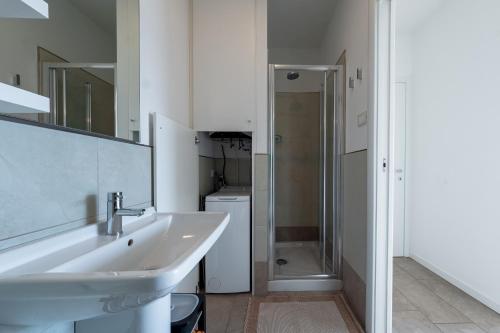 Parzanica的住宿－Dali'，白色的浴室设有水槽和淋浴。