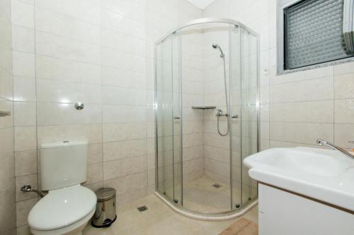 Koupelna v ubytování Apartments Bojku