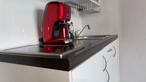 einem roten Mixer auf einer Küchentheke in der Unterkunft T24 - Ihr Appartement mit Charakter in Sindelfingen