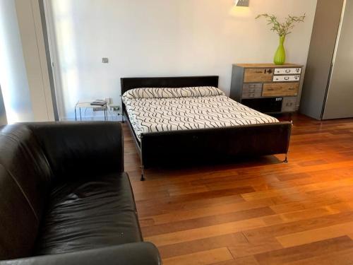 Кровать или кровати в номере Loft con terraza, parking y piscina en verano-sebcan
