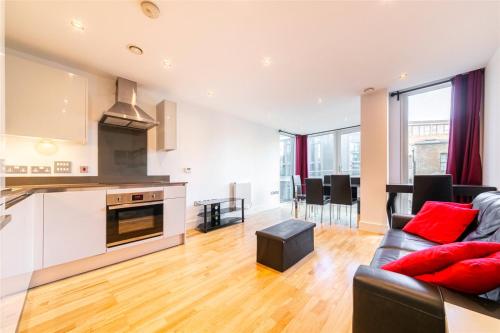 sala de estar de planta abierta con sofá y cocina en Beautiful 1-Bed Apartment Central London, en Londres