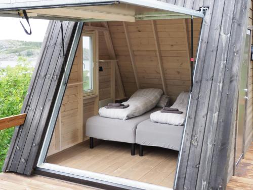una habitación con 2 camas dentro de una casa pequeña en BaseCamp Vega, en Sundsvoll