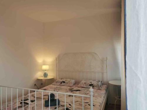 een slaapkamer met een bed en twee tafels en een lamp bij Apartman Mela in Orebić