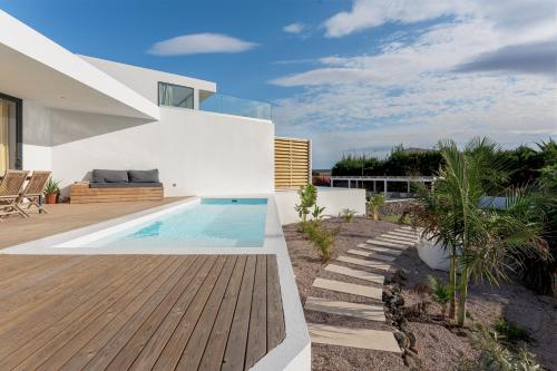 Villa Elena, Luxery villa with swimming pool! tesisinde veya buraya yakın yüzme havuzu