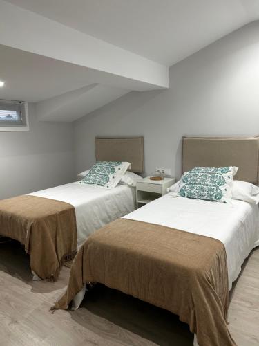 - 2 lits dans une petite chambre avec 2 lits dans l'établissement PISO CENTRO - CONCORDIA, à Ourense