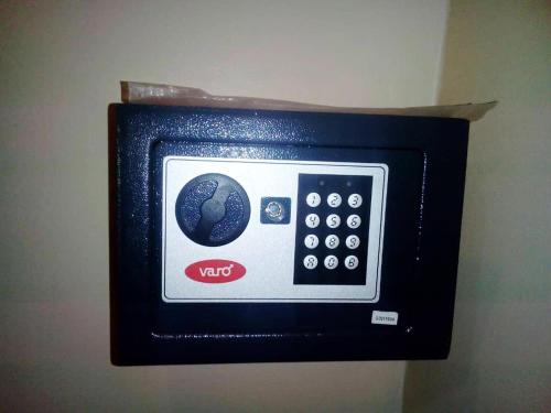 a black and white microwave with a world on it at Appartement spacieux à Kinshasa avec balconELv in Kinshasa