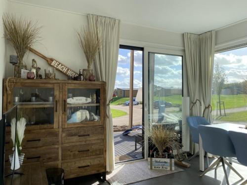 uma sala de estar com um armário de madeira e uma porta de vidro deslizante em Seepark em Süsel
