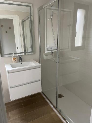 een witte badkamer met een douche en een wastafel bij Casa Paraiso in Cartagena