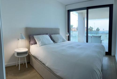 een slaapkamer met een groot bed, een tafel en een raam bij Casa Paraiso in Cartagena